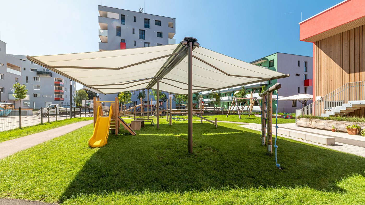 Dobbelt Markilux 1600 markise med lys dug fastgjort til Markilux Syncra stolpesystem