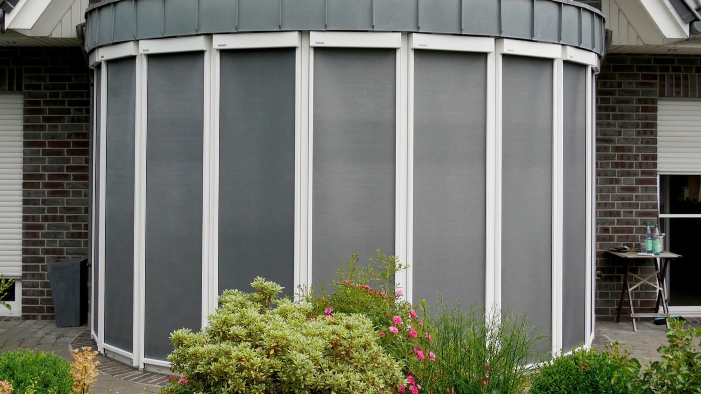 Vinduesmarkise Markilux 620 med grå dug monteret på en rund vinterhave