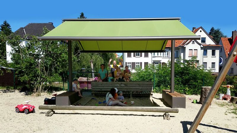 Markilux Syncra Flex 990 med grøn dug over en sandkasse