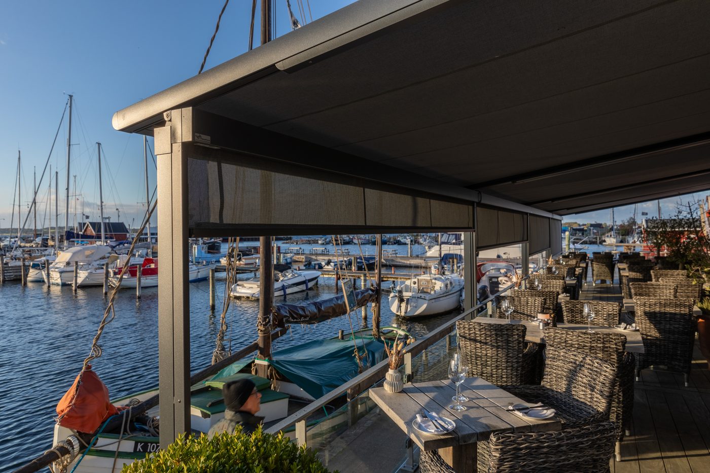 Restaurant Suri i Holbæk – udearealet med markise ved havnen (foto 12)