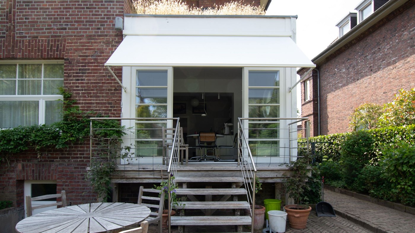 Hvide Markilux 730 faldarmsmarkiser monteret foran et vindue over en terrasse
