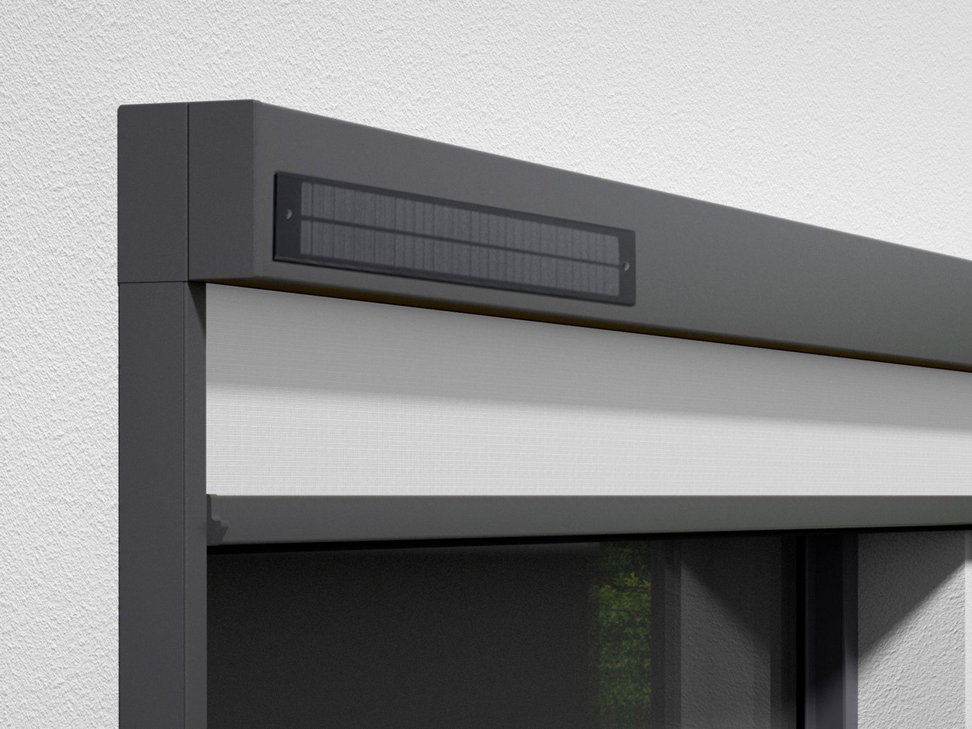Detalje af en grå kassette på Markilux 620 med solcellemodul