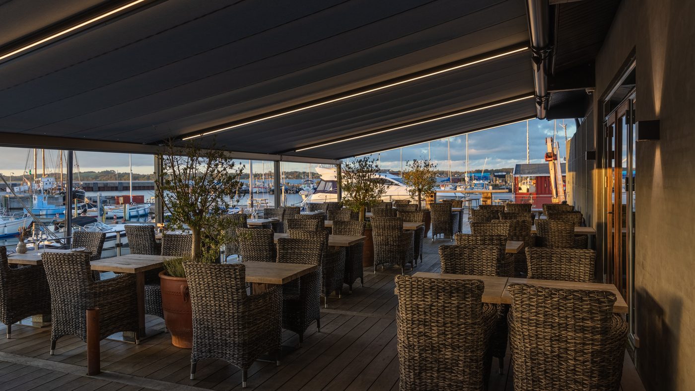 Restaurant Suri i Holbæk – udearealet med markise ved havnen (foto 17)