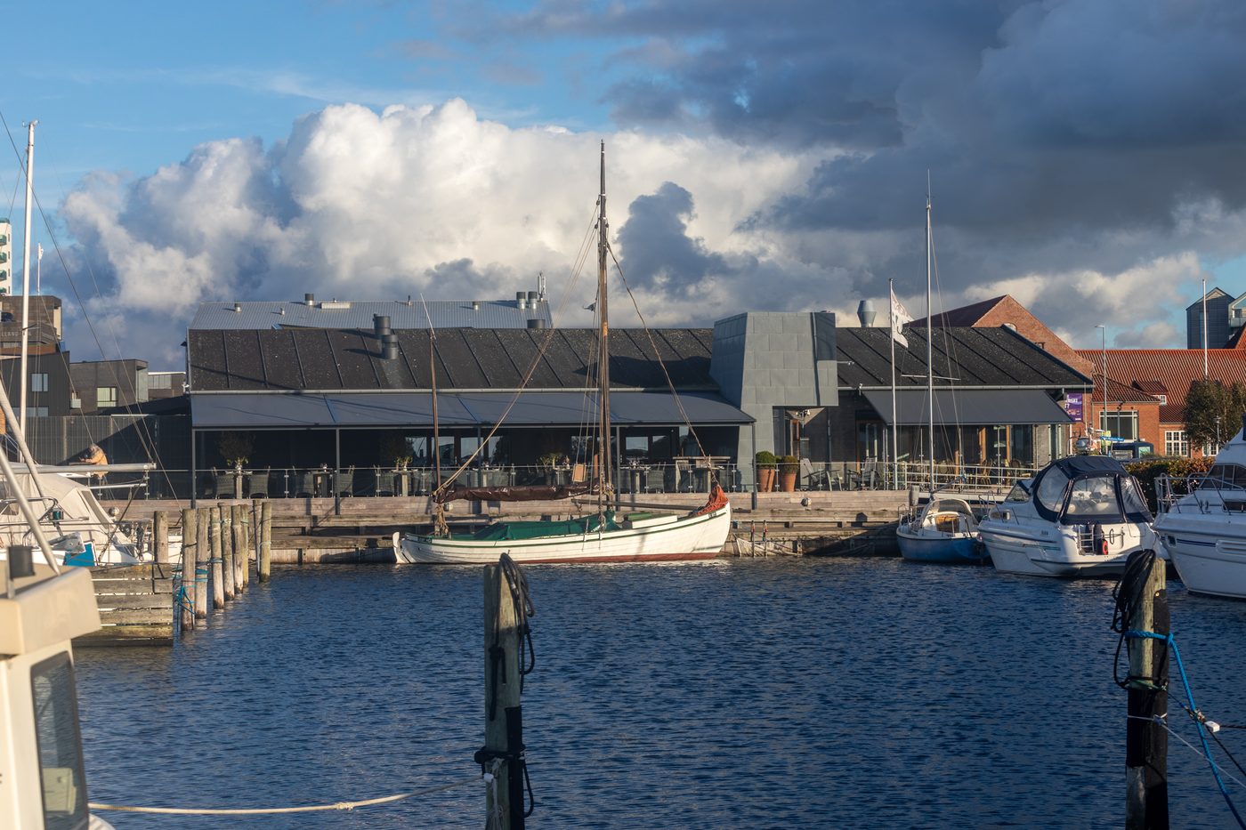 Restaurant Suri i Holbæk – udearealet med markise ved havnen (foto 4)