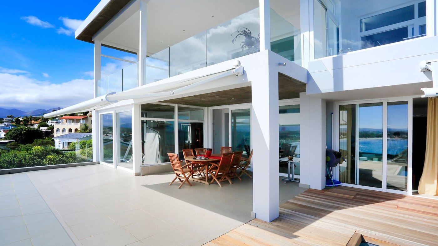 Markilux 990 med hvidt dug og hvid ramme over en terrasse