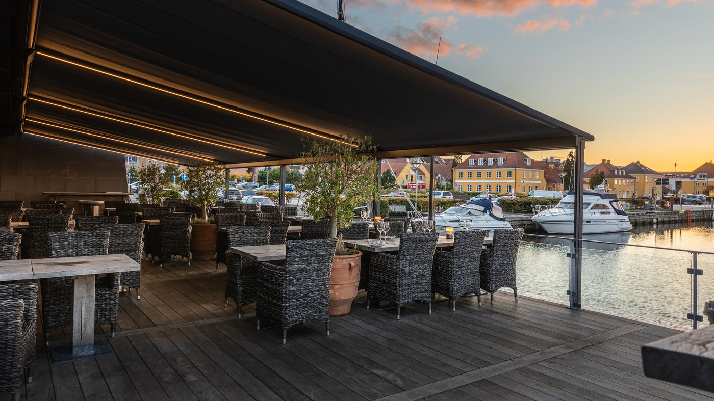 Restaurant Suri i Holbæk – udearealet med markise ved havnen (foto 19)
