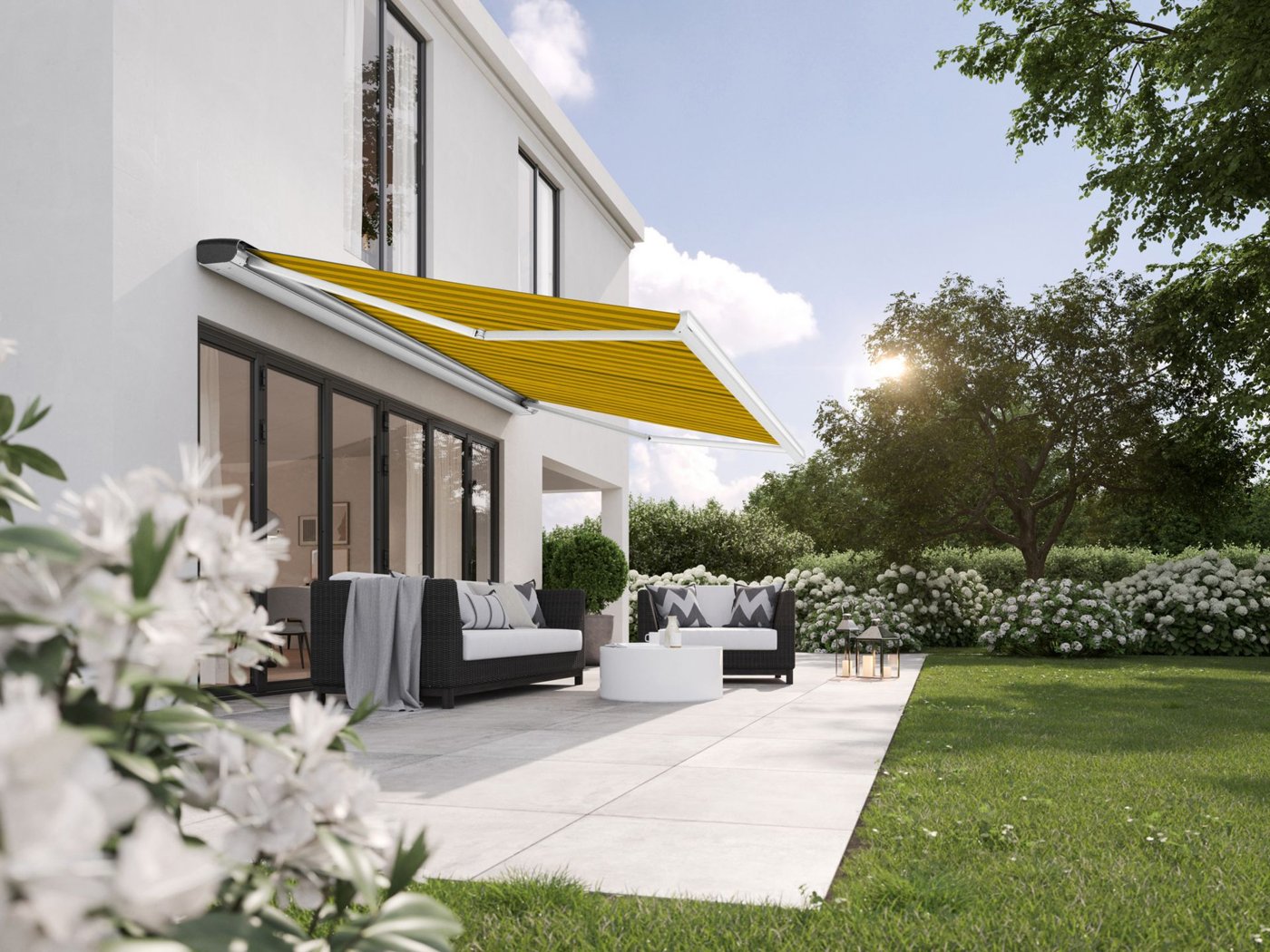 Markilux MX-2 med tofarvet kassette og gul- og sortstribet dug over en terrasse