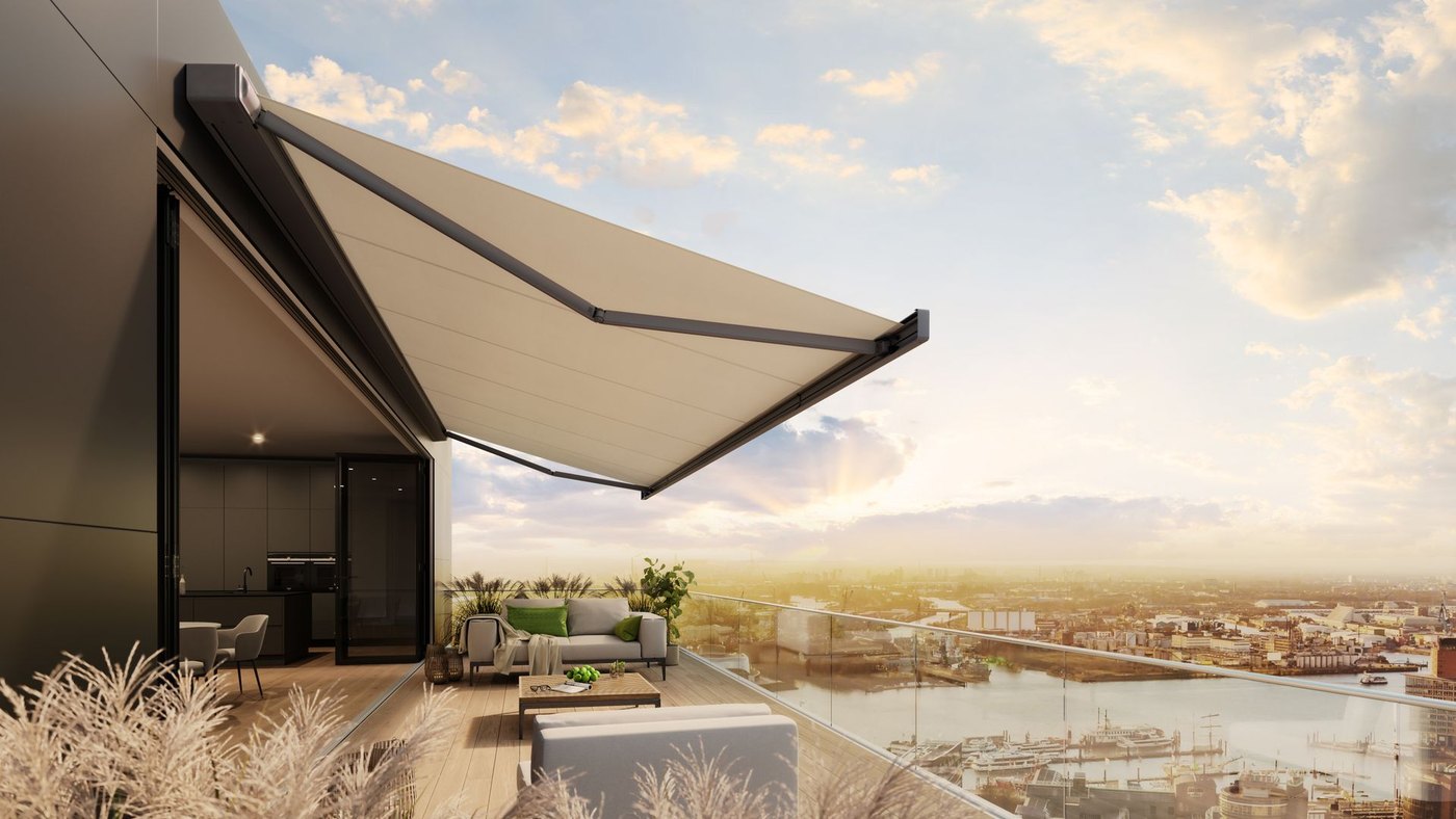 Markilux 970 på en tagterrasse med lyst dug og panoramaudsigt over byen