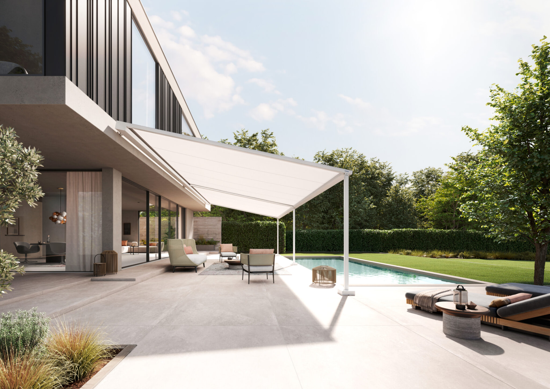 Markilux Pergola Style i hvid over en poolterrasse ved et moderne hus