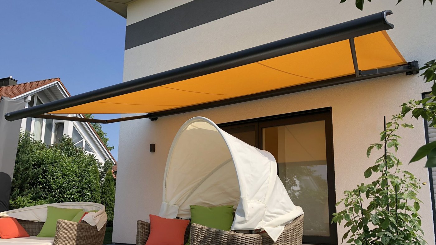 Markilux 990 med gult dug over en terrasse