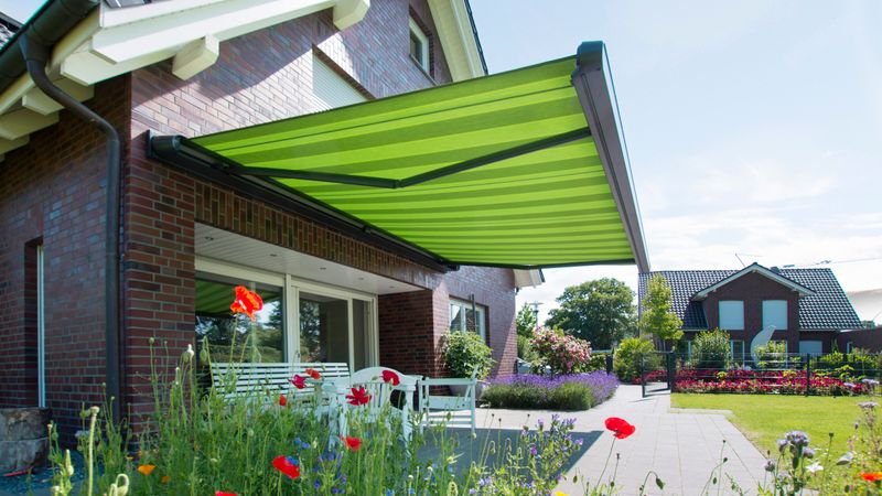 Markilux MX-1 Compact med grøn dug på et parcelhus