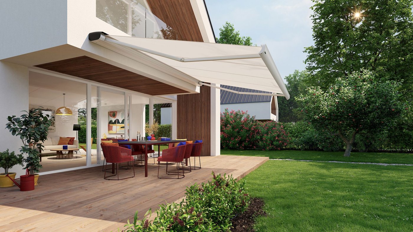 Hvid Markilux MX-2 kassettemarkise over en terrasse ved et renoveret hus