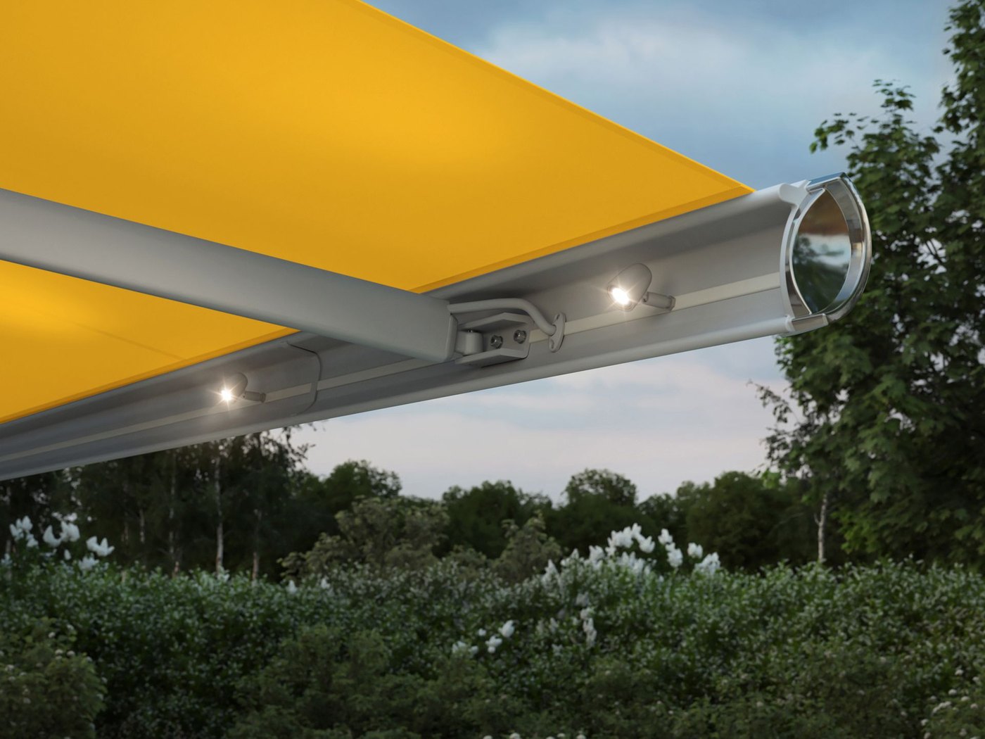 Markilux 6000 i grå med orange dug og spots i den forreste profil over en terrasse