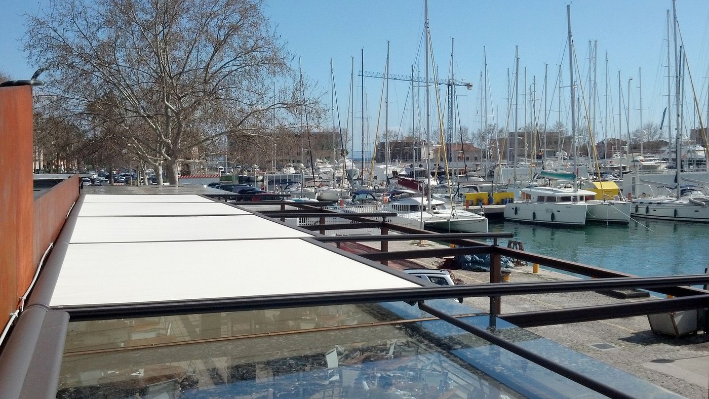 Restaurantterrasse med hvide Markilux 8800 tagmarkiser