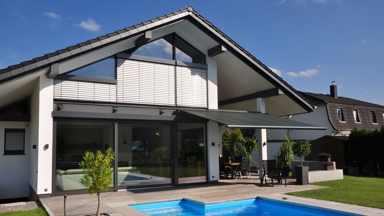 Markilux 6000 med sort dug over en terrasse