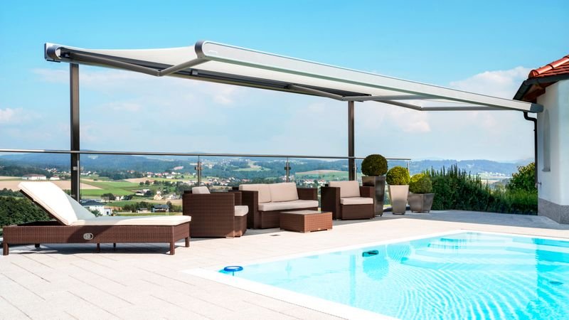 Markilux MX-1 Compact monteret på et stativsystem tæt ved en pool