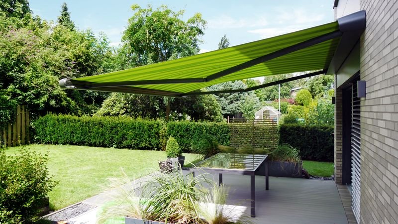 Markilux MX-1 Compact i grå med grønstribet dug på et enfamiliehus