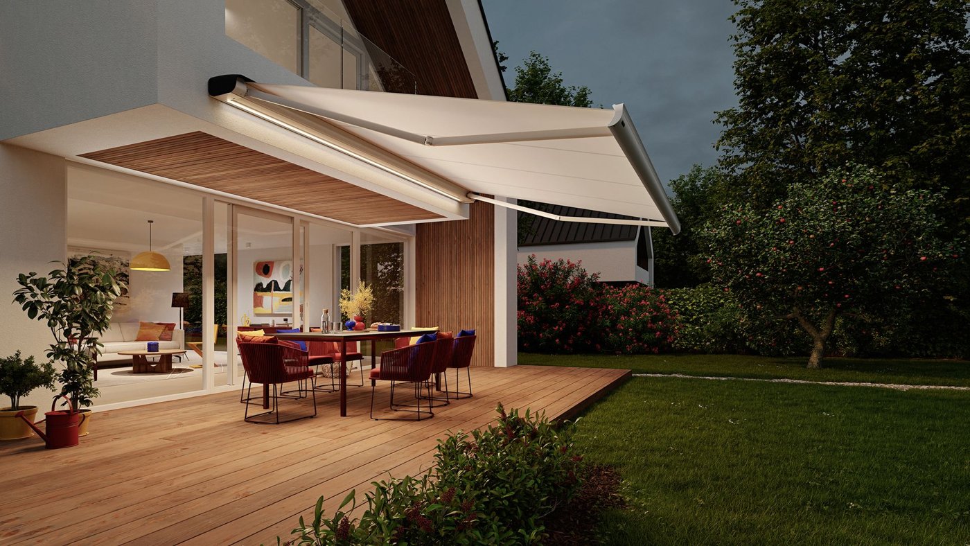 Terrasse med en Markilux MX-2 kassettemarkise med belysning om aftenen