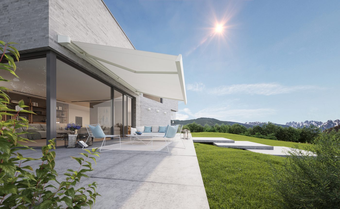 Markilux MX-4 helkassettemarkise i hvid på en villa i solskin