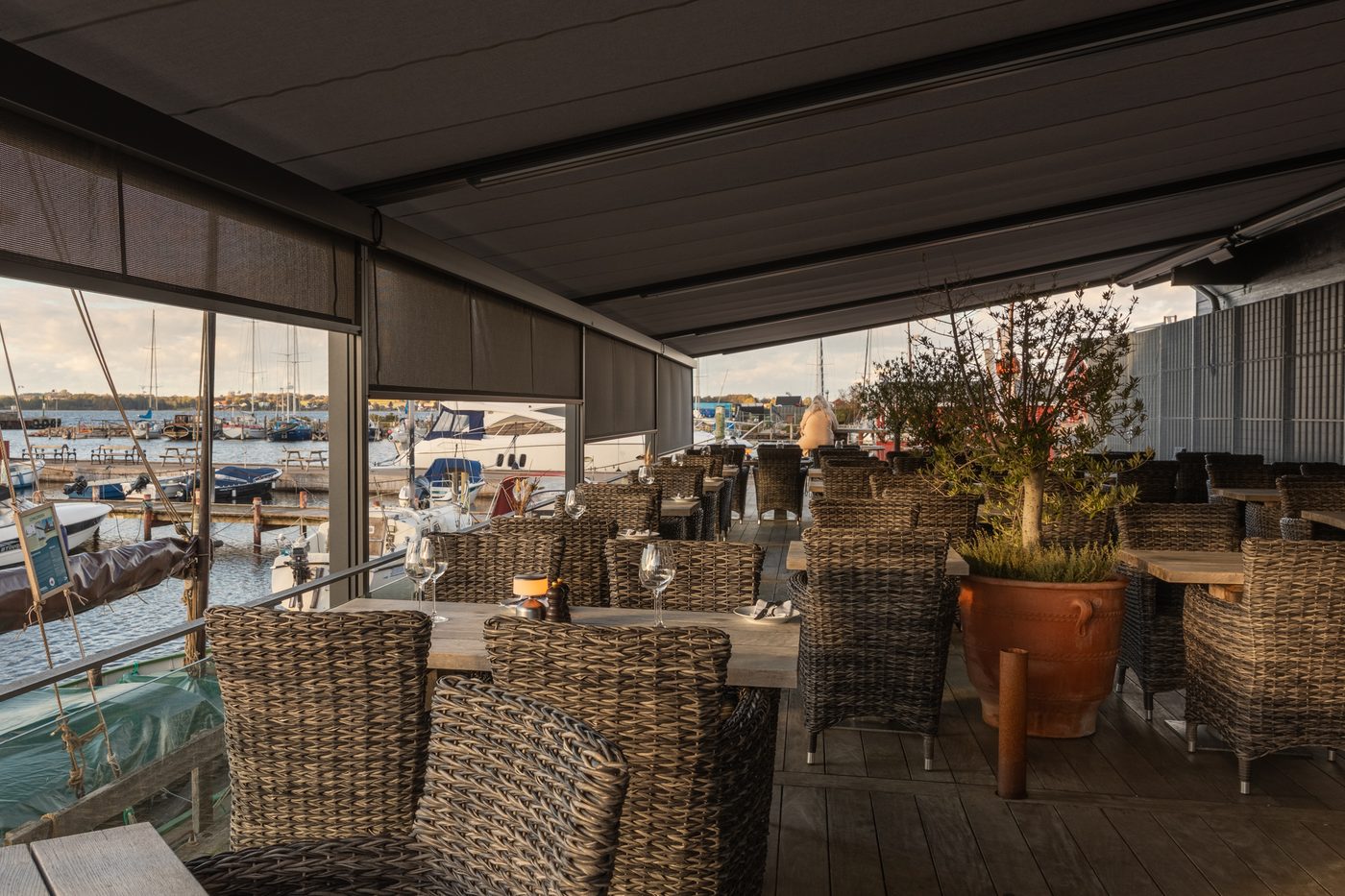 Restaurant Suri i Holbæk – udearealet med markise ved havnen (foto 10)