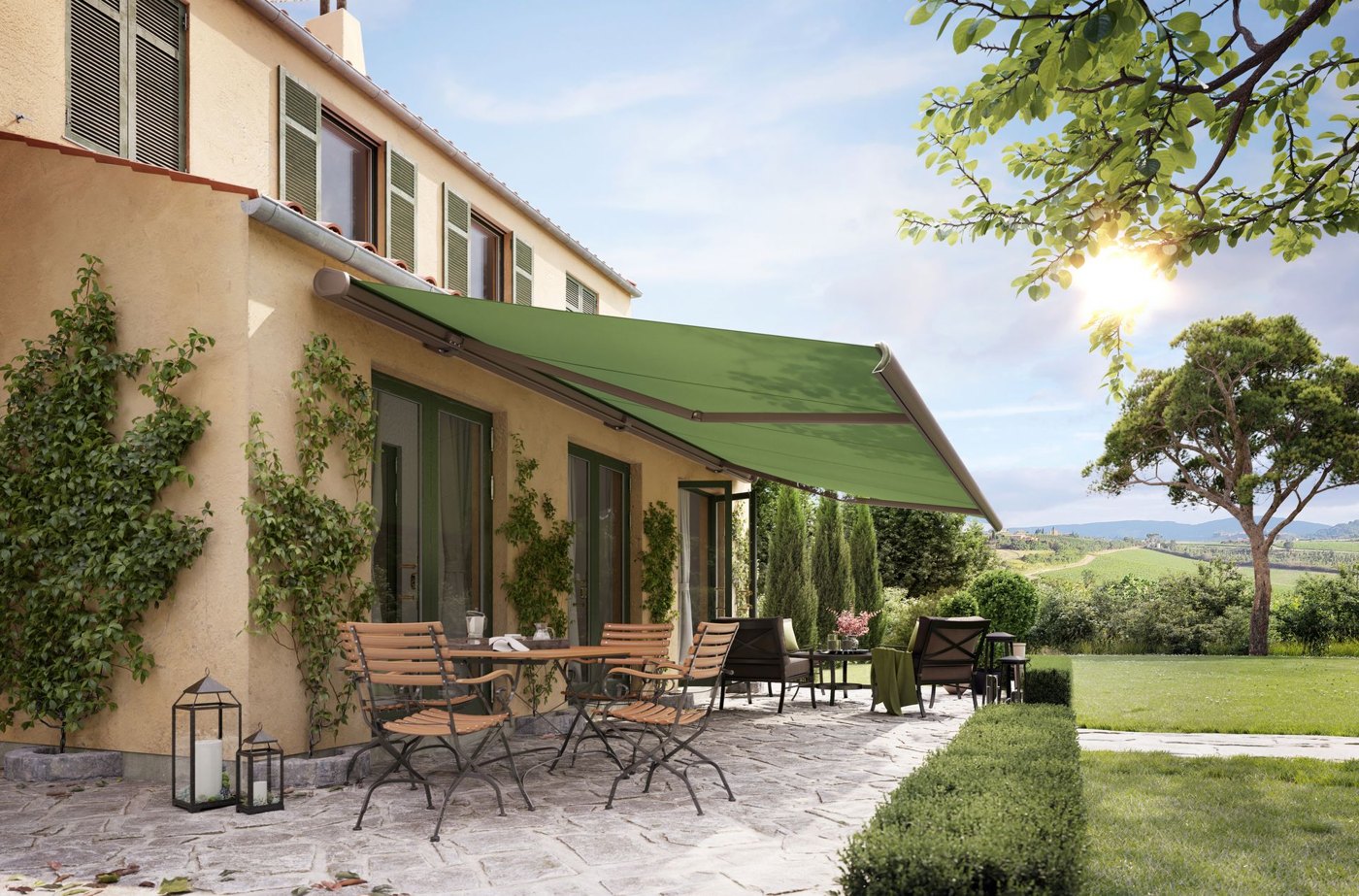 Markilux 5010 med grøn dug monteret på facaden af et hus i Toscana