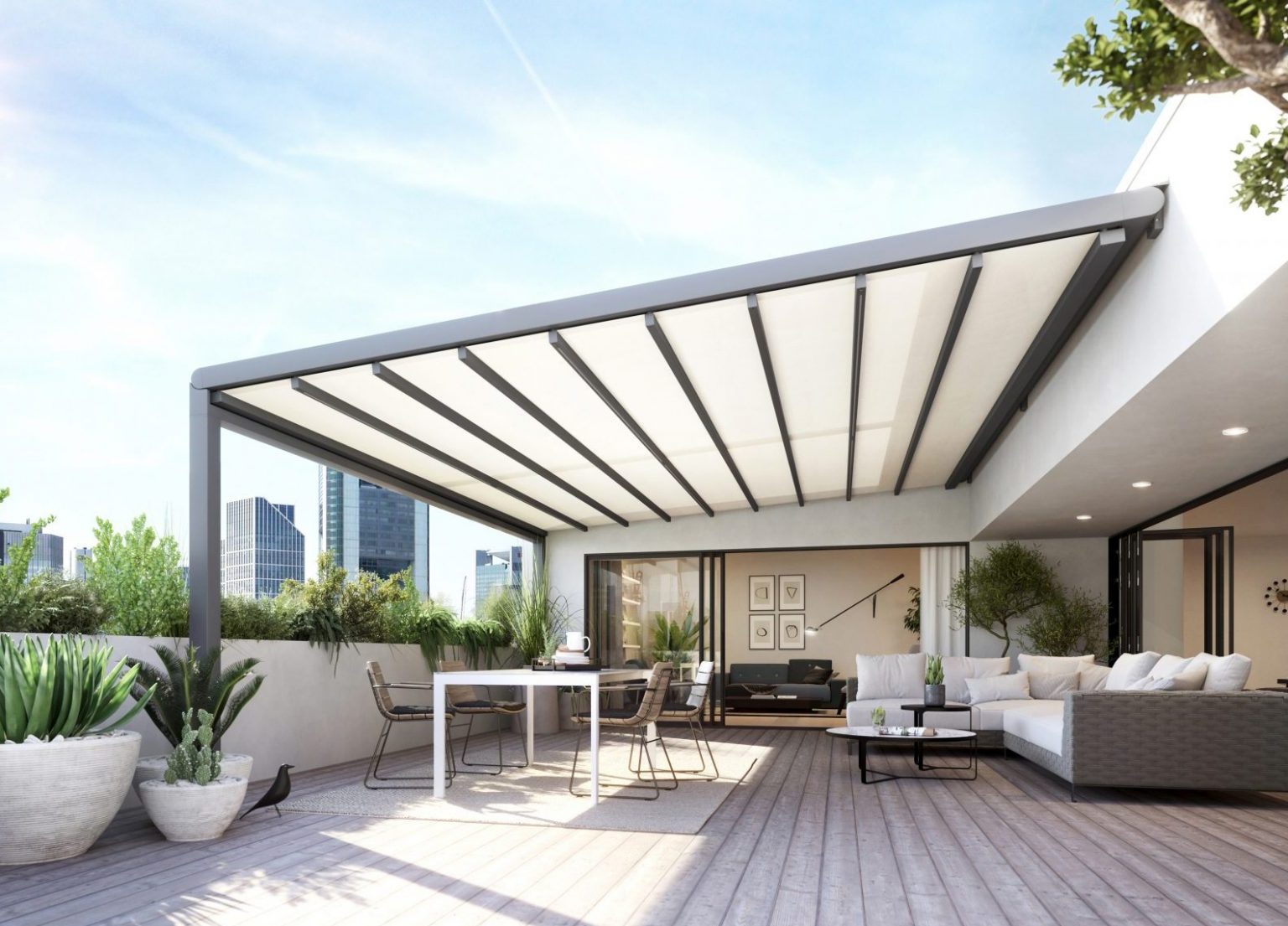 Markilux Pergola Stretch med strakt dug over en stor tagterrasse i byen