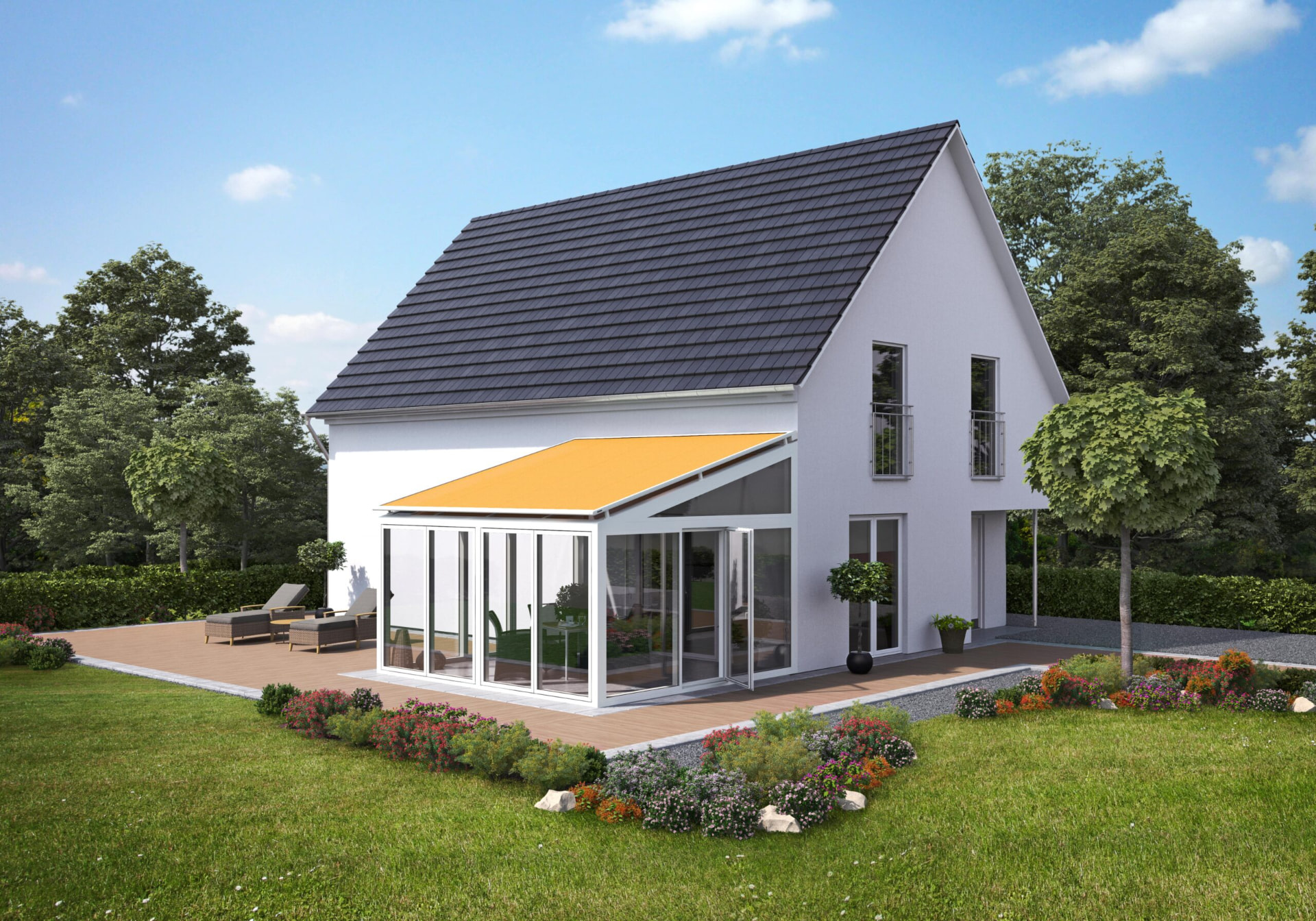 Hvidt parcelhus med udestue og orange Markilux 770 tagmarkise monteret over glastaget
