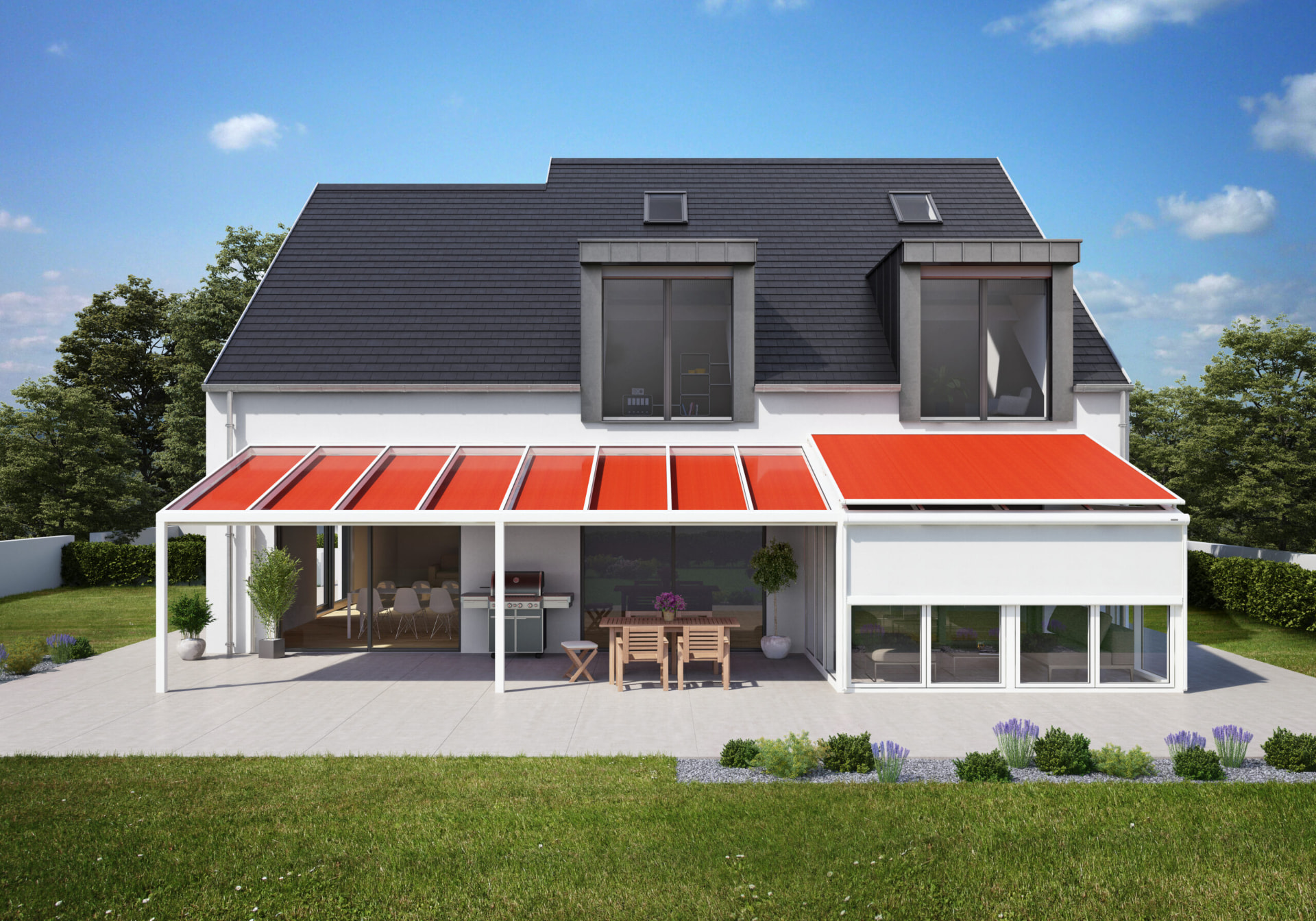 Hvidt hus med glasoverdækket terrasse og orange Markilux 779 underglasmarkiser