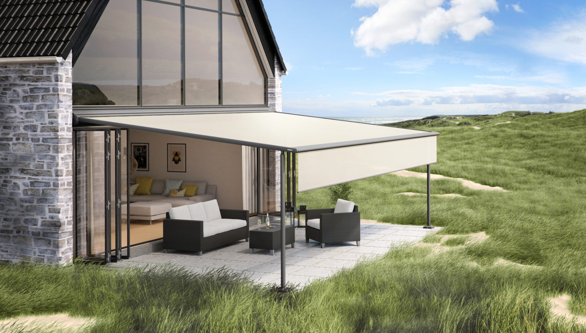 Markilux Pergola Classic med beige dug og volant ved et hus i klitterne