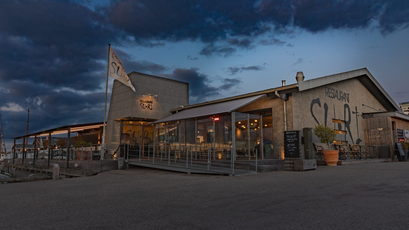 Restaurant Suri i Holbæk – udearealet med markise ved havnen (foto 21)