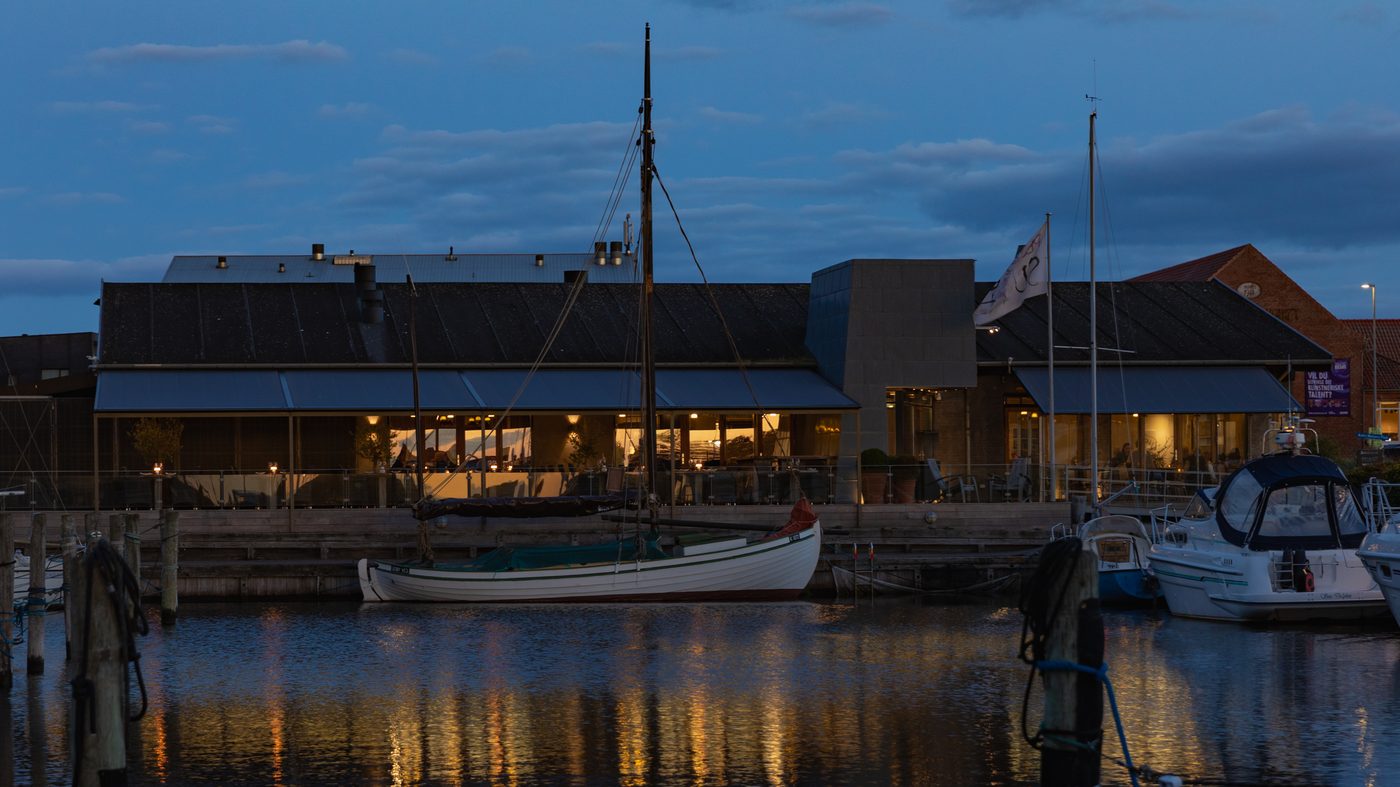 Restaurant Suri i Holbæk – udearealet med markise ved havnen (foto 22)