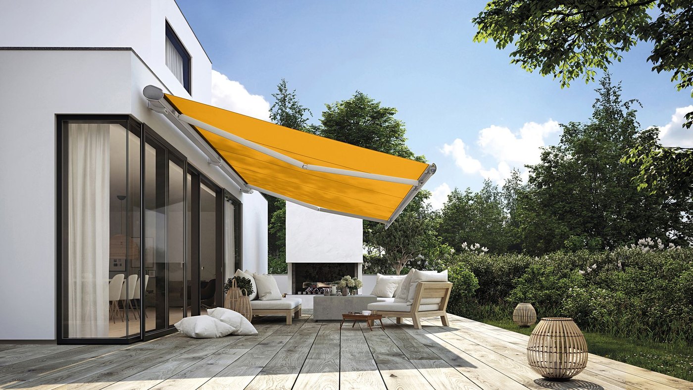 Markilux 6000 helkassettemarkise i grå med orange dug over en terrasse