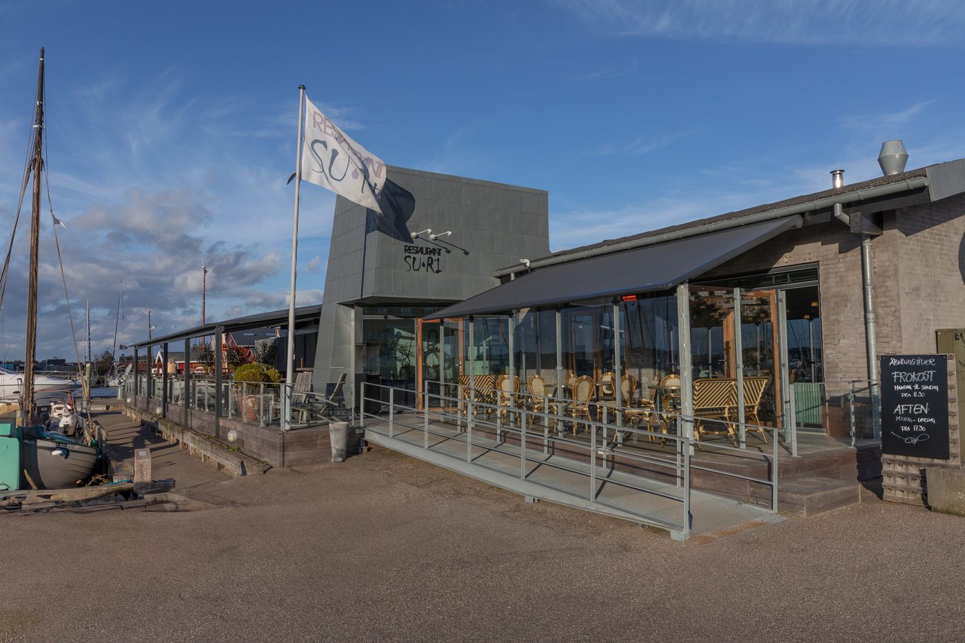 Restaurant Suri i Holbæk – udearealet med markise ved havnen (foto 5)