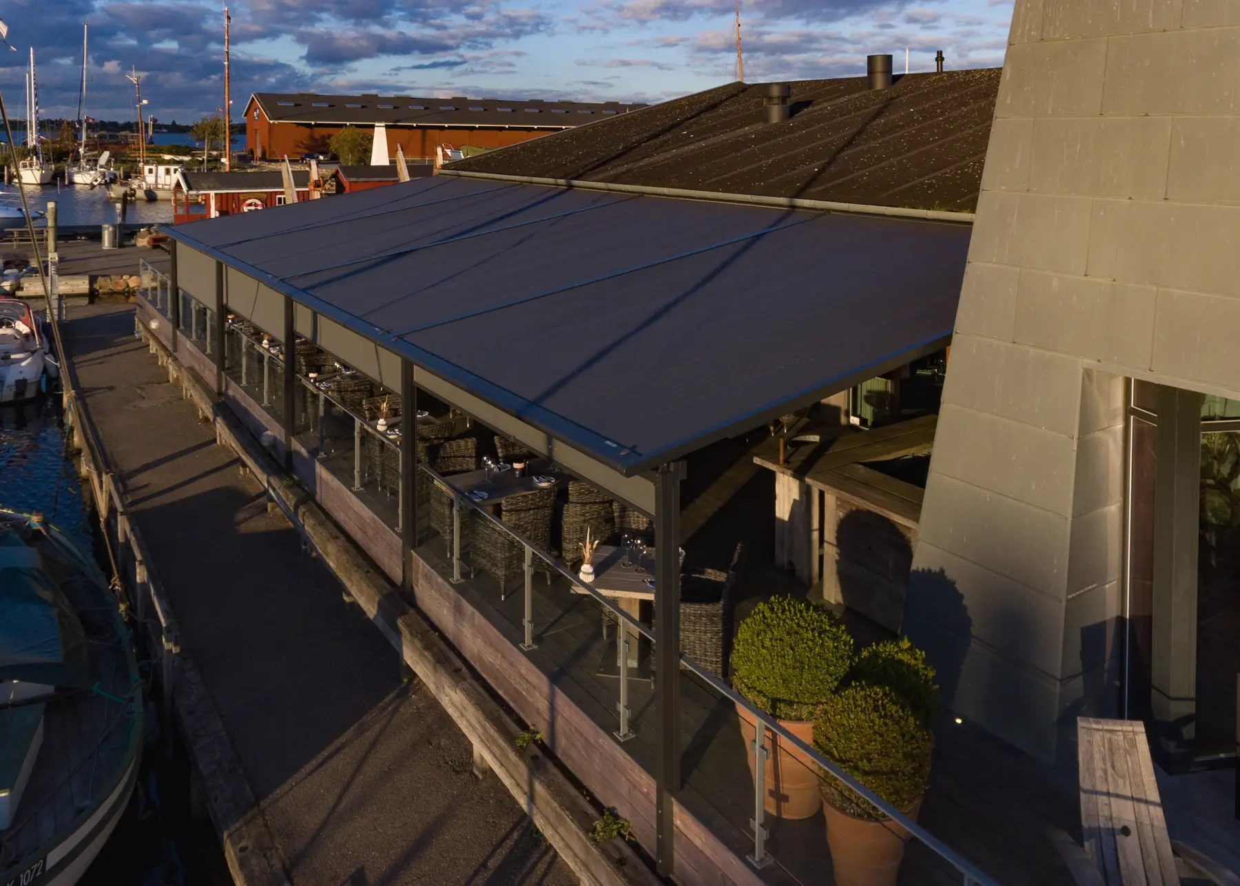 Markilux markise med motorstyring og tilvalg på en terrasse