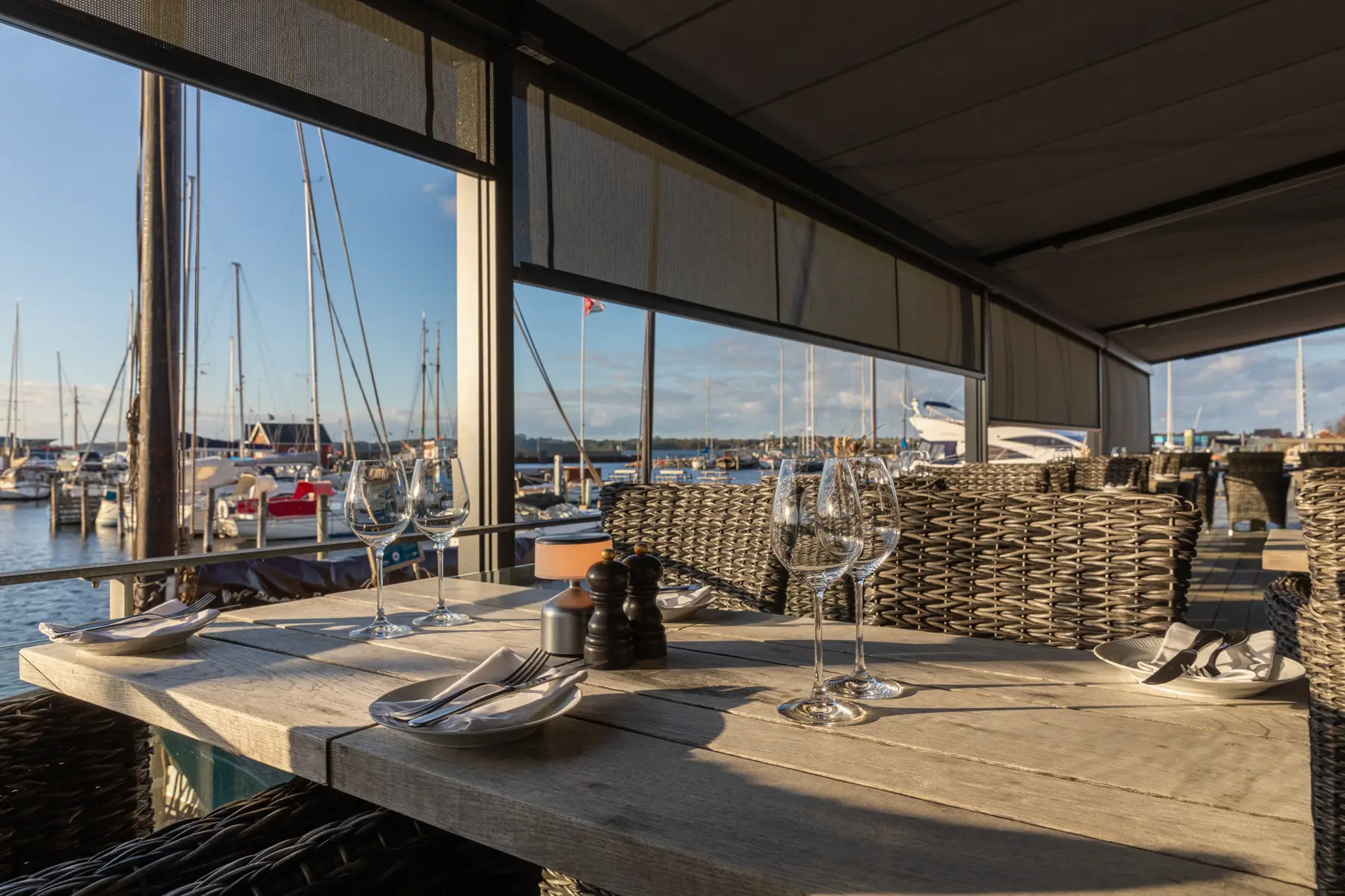 Markilux markise monteret under et glastag på en terrasse