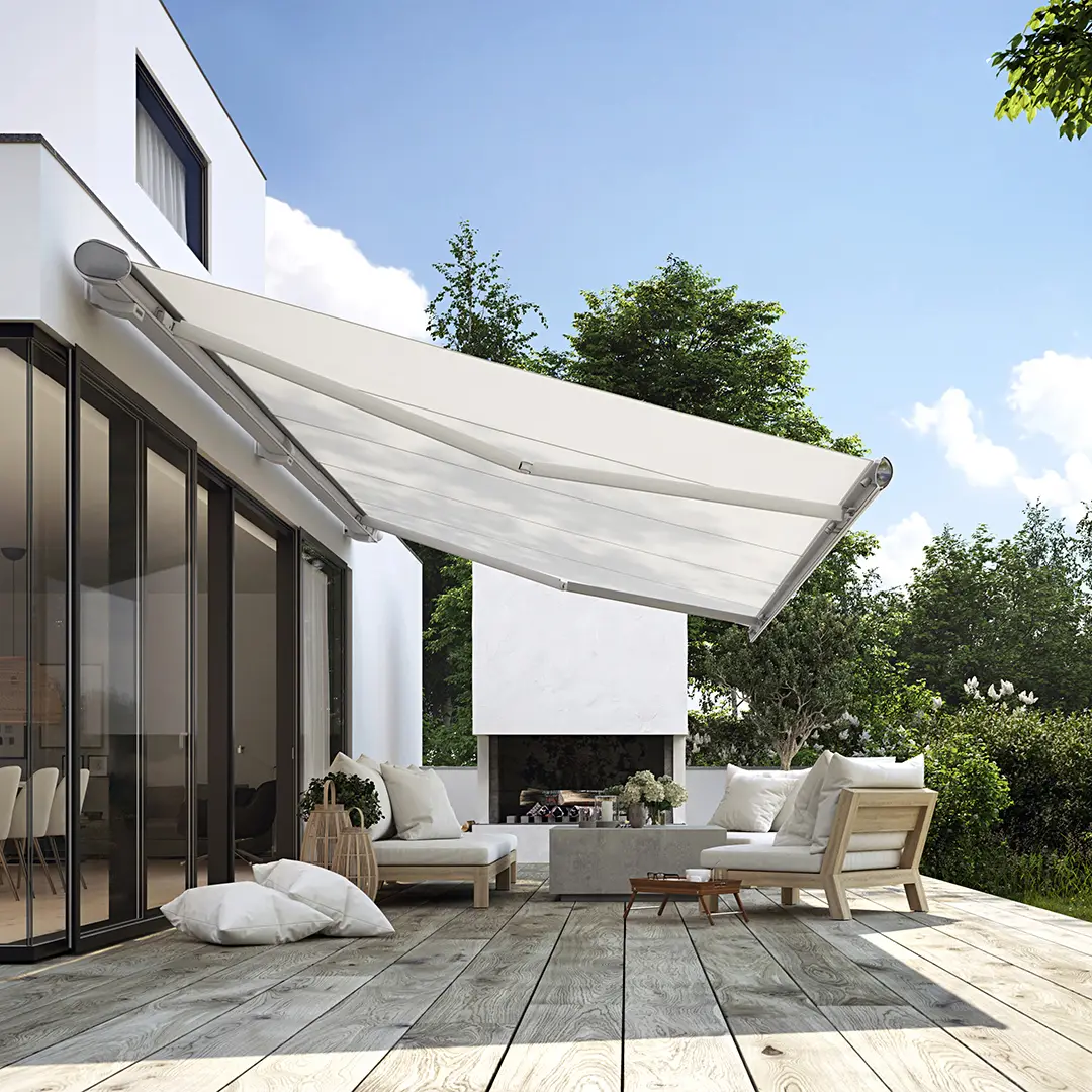 Grå Markilux MX-6000 terrassemarkise med hvid dug over en terrasse